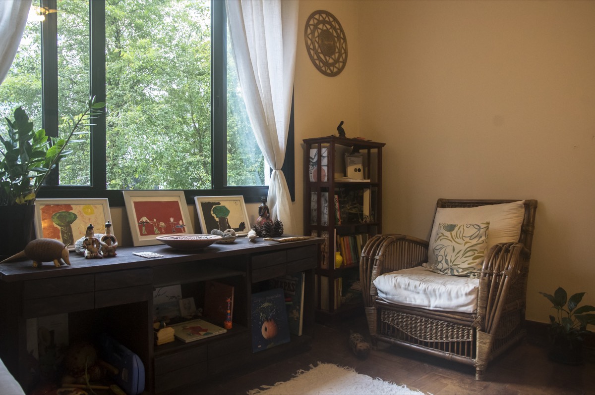 Canto do consultório com plantas e quadros